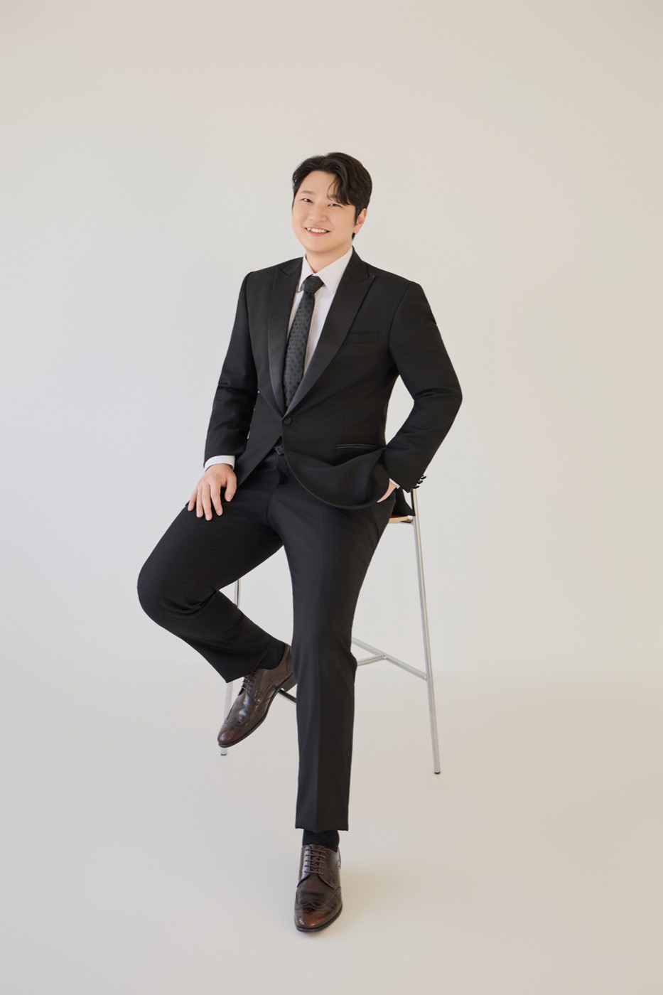 Heebeck Lee — groom portrait